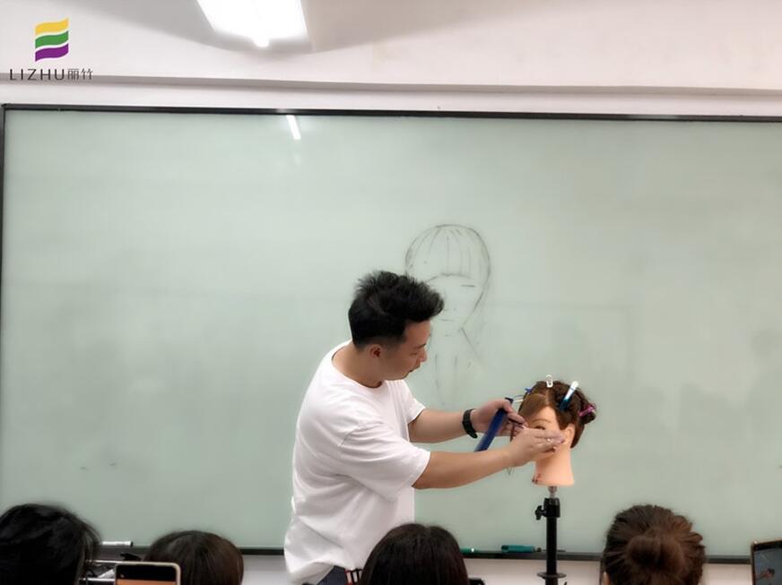 劉海出油怎么解決？南寧教理發(fā)的學校教你方法