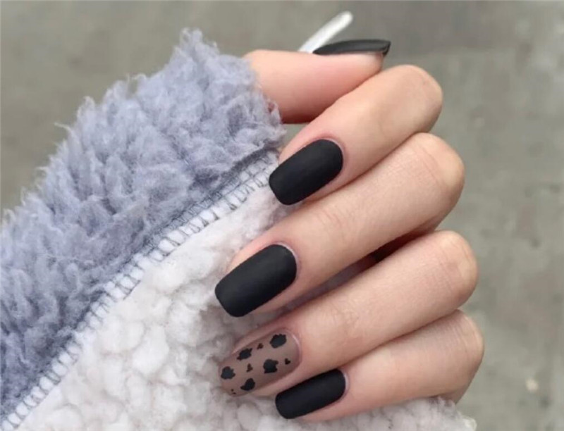 暗黑甜酷系美甲，展現(xiàn)廣西美甲培訓(xùn)哪家實力強
