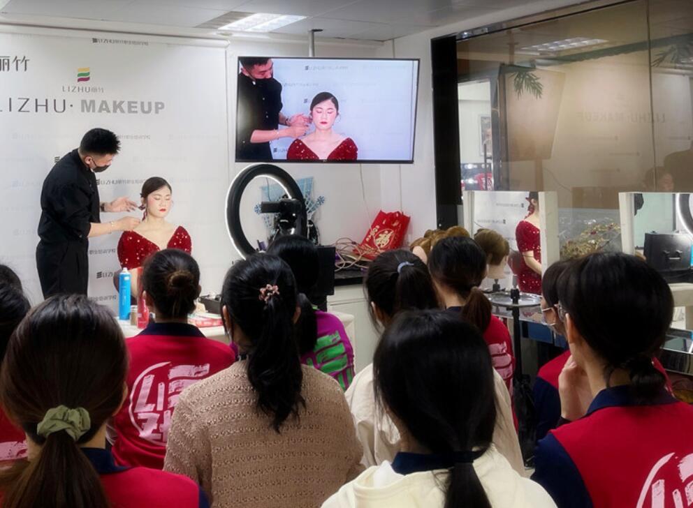 麗竹彩妝學(xué)校上演“換臉術(shù)”，展現(xiàn)南寧學(xué)彩妝哪家技術(shù)強(qiáng)