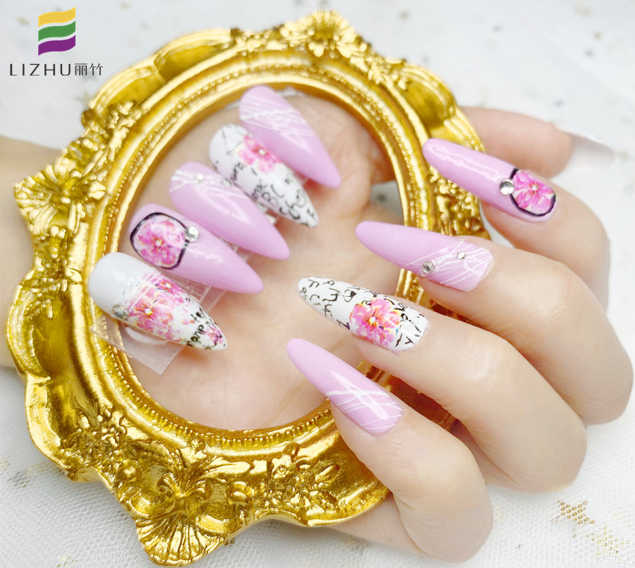 粉色少女風(fēng)彩繪美甲，實(shí)力證明南寧美甲學(xué)校哪家?guī)熧Y強(qiáng)