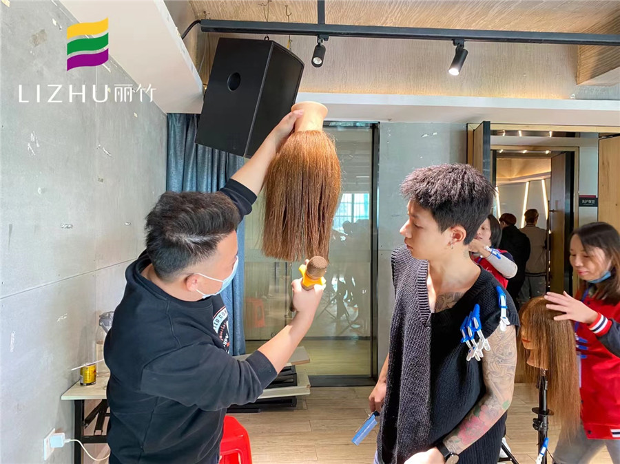 南寧美發(fā)學?？己耍悍叫螌哟危瑘A形層次，三角堆積修剪