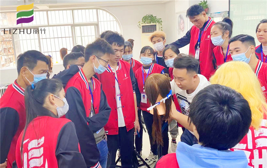 南寧美發(fā)學習：梨花頭如何修剪