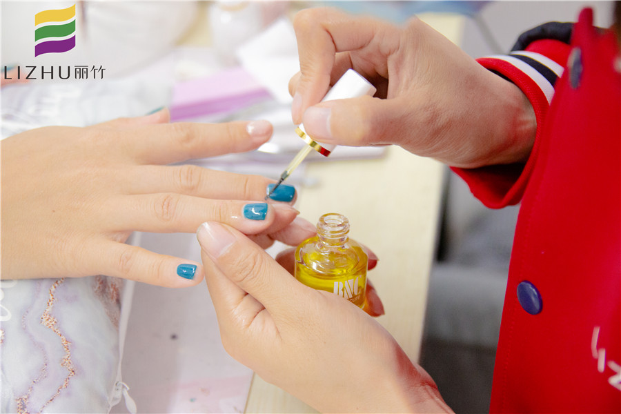 美甲涂單色的要點(diǎn)，南寧美甲師培訓(xùn)班教你