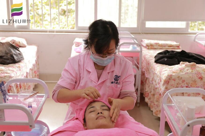 美容師不告訴你的皮膚護理小技巧，麗竹美容學校幫你找到啦