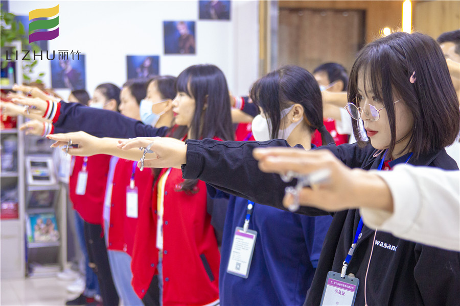 南寧美發(fā)培訓(xùn)學(xué)校美發(fā)基礎(chǔ)班練習(xí)課堂