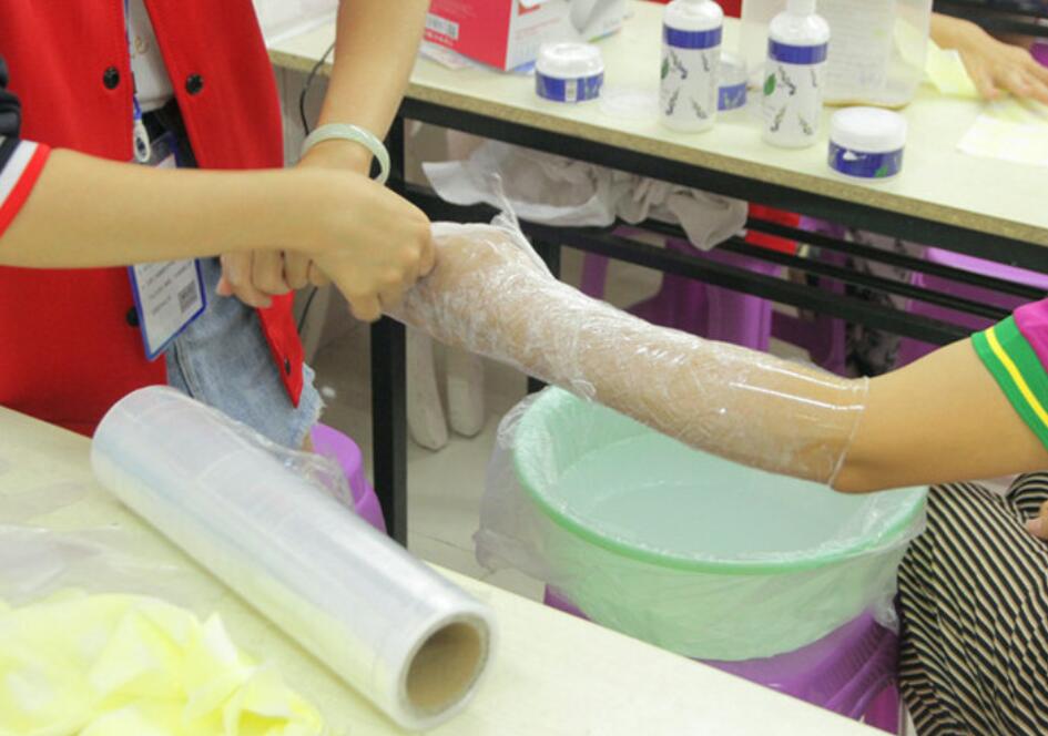 冬天手裂口子應(yīng)該怎么辦？廣西教美容護(hù)膚的學(xué)校找妙招