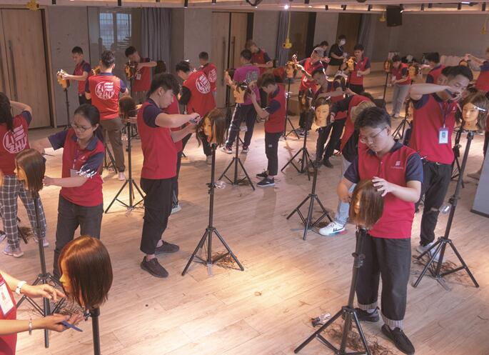 美發(fā)實(shí)操剪發(fā)常用手法，南寧美發(fā)基礎(chǔ)班學(xué)員正在練習(xí)