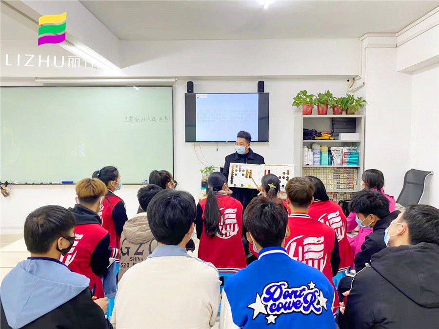 南寧哪里可以學(xué)染發(fā)？來(lái)麗竹學(xué)校魔幻色彩班