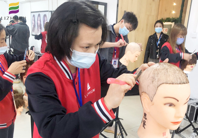 美發(fā)剃刀如何操作？廣西南寧美發(fā)培訓(xùn)學(xué)校教你