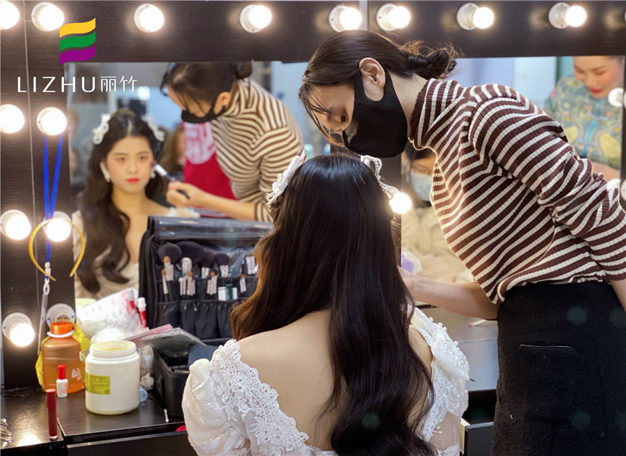 披發(fā)新娘妝容造型，南寧彩妝師培訓(xùn)班學(xué)員作品