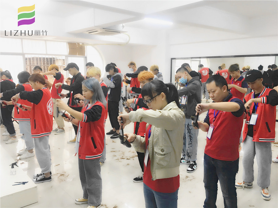 美發(fā)推剪練習(xí)課堂，南寧美發(fā)學(xué)校分享