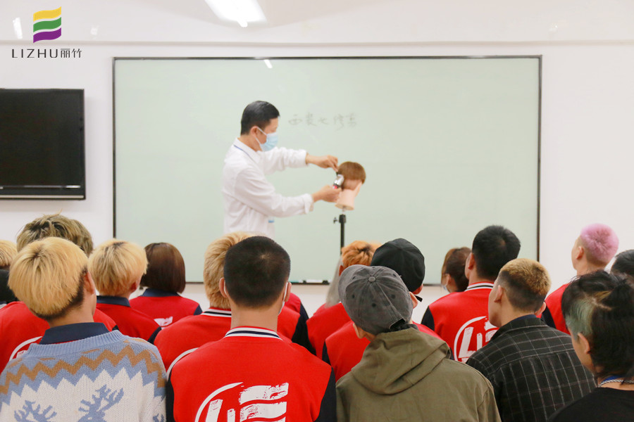 推剪的練習(xí)方法，廣西教美發(fā)基礎(chǔ)的學(xué)校分享