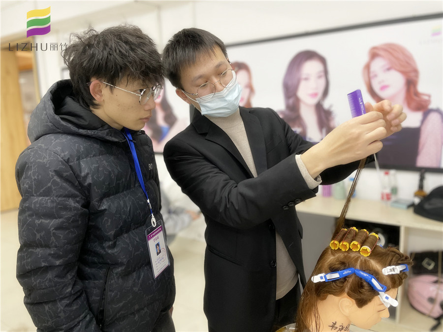 美發(fā)初學(xué)者如何練習(xí)上杠？廣西專業(yè)教燙染的學(xué)校教你