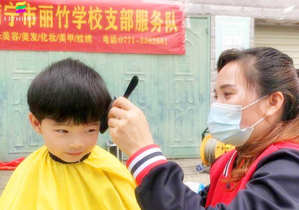 南寧麗竹學(xué)校公益理發(fā)，爭(zhēng)當(dāng)群眾身邊的“活雷鋒”