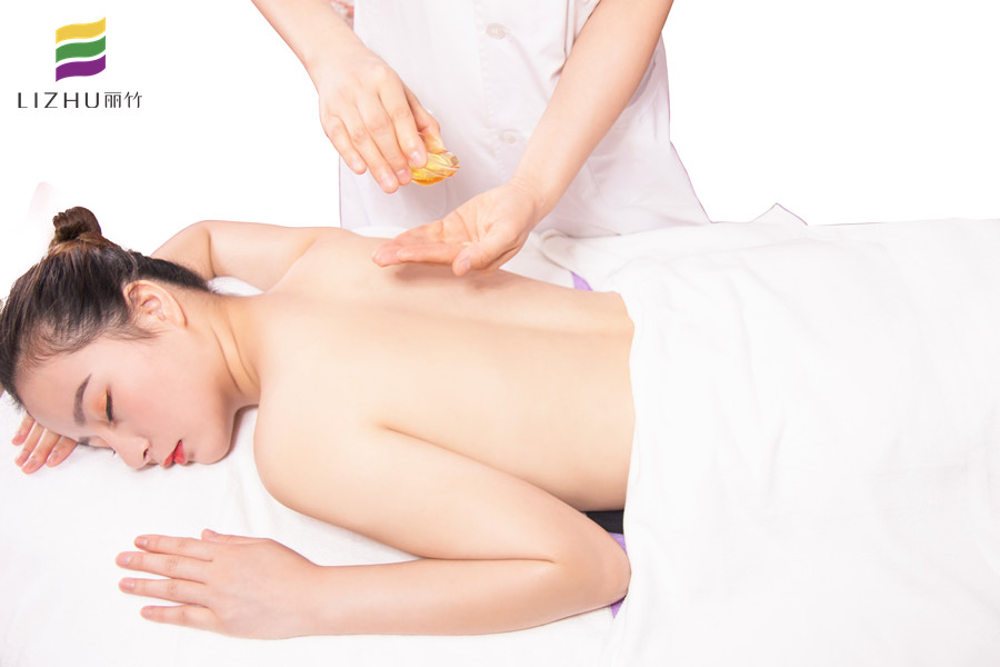 精油開背的好處，到廣西專業(yè)美容學(xué)校去學(xué)習(xí)