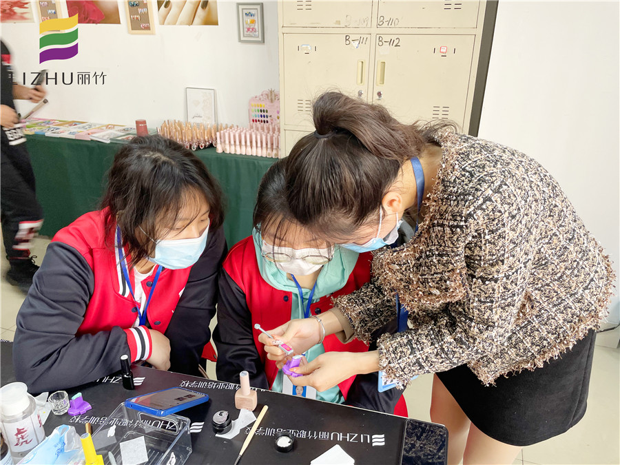 南寧美甲培訓(xùn)學(xué)校哪家好？歡迎到麗竹美甲精 英班試聽