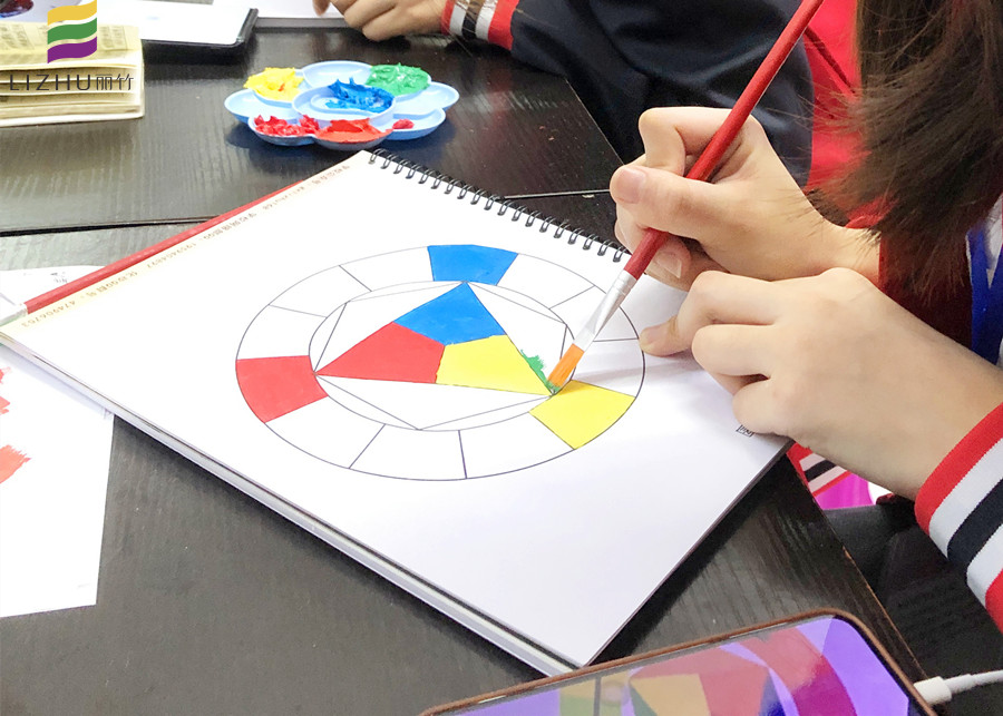 十二色環(huán)有哪些顏色？廣西化妝職業(yè)培訓(xùn)學(xué)校