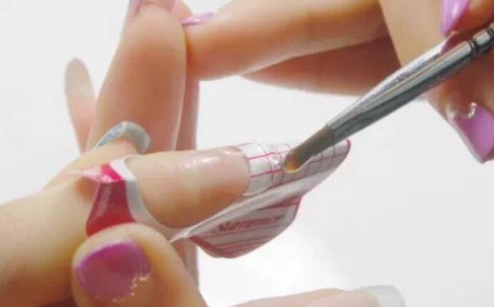 美甲延長膠怎么卸？南寧美甲理論知識必學(xué)課程