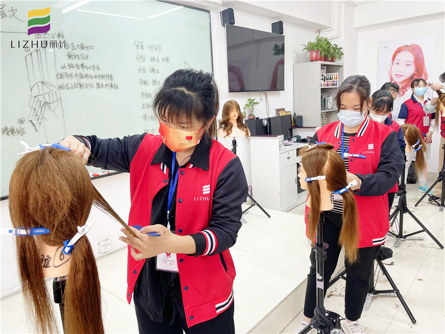 “自然V線”修剪，廣西美發(fā)學校十大名校課程