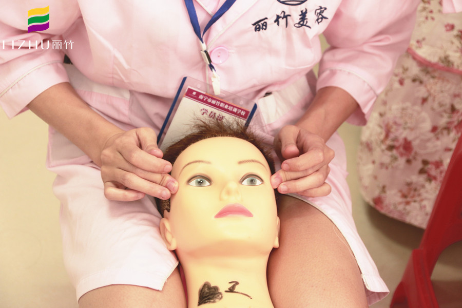 為什么學美容要練習假頭模？廣西認可的美容學校告訴你