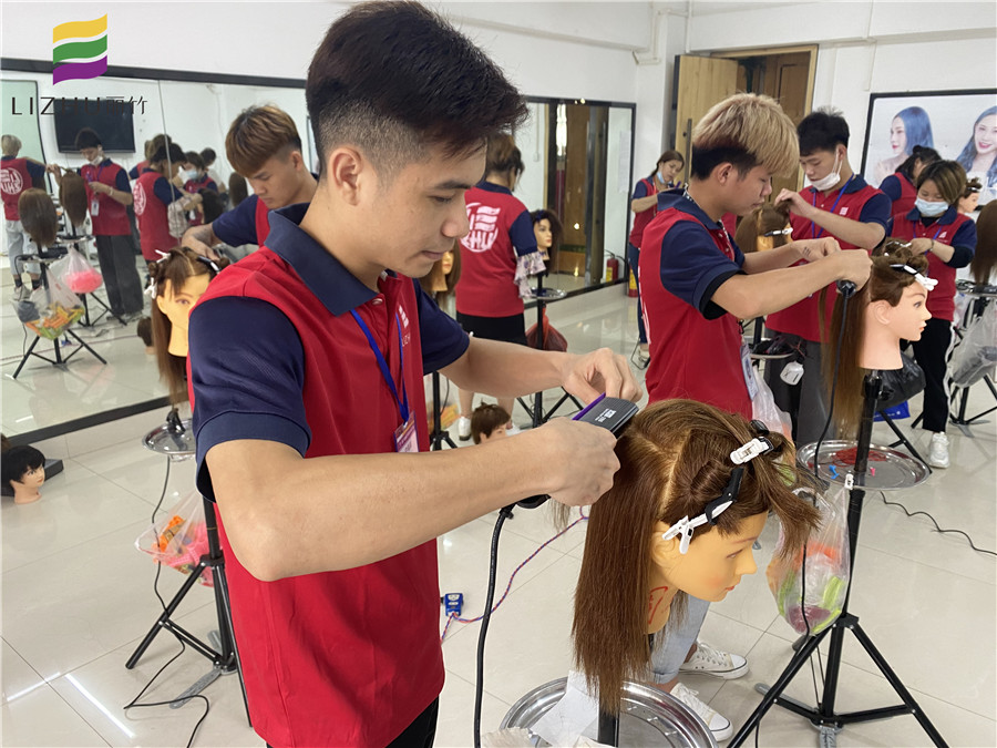 直板夾的使用教程，廣西學(xué)燙發(fā)技術(shù)的學(xué)校知識(shí)分享