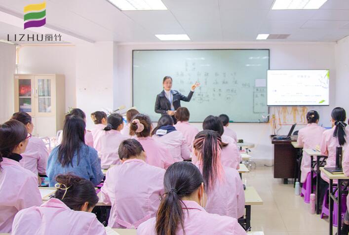 美容學(xué)理論知識(shí)重要嗎？廣西專(zhuān)業(yè)美容培訓(xùn)告訴你