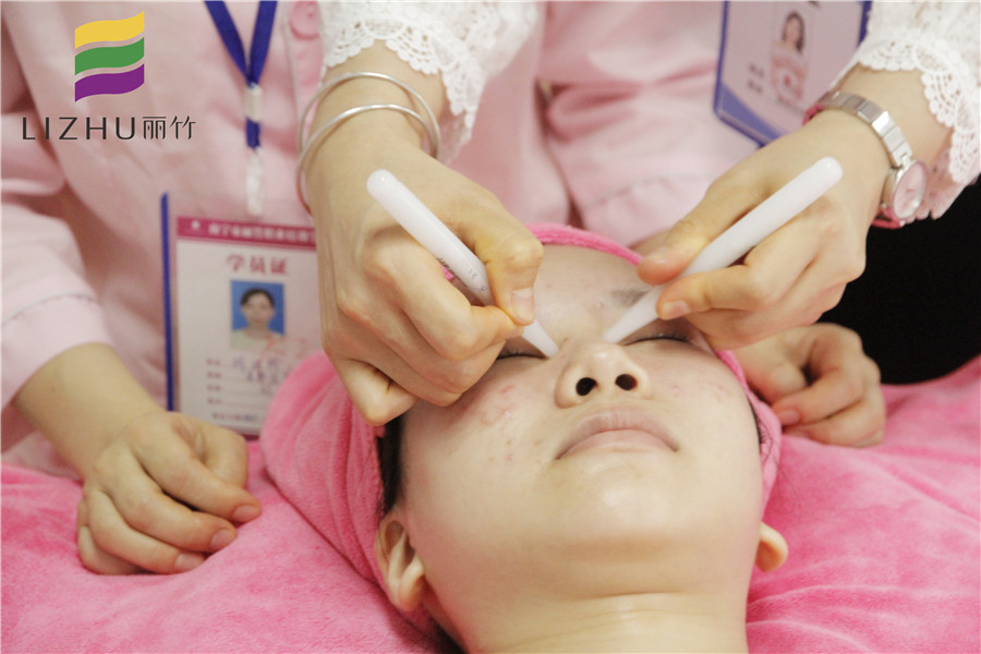 眼部撥筋的好處和壞處，學美容的正規(guī)學校推薦