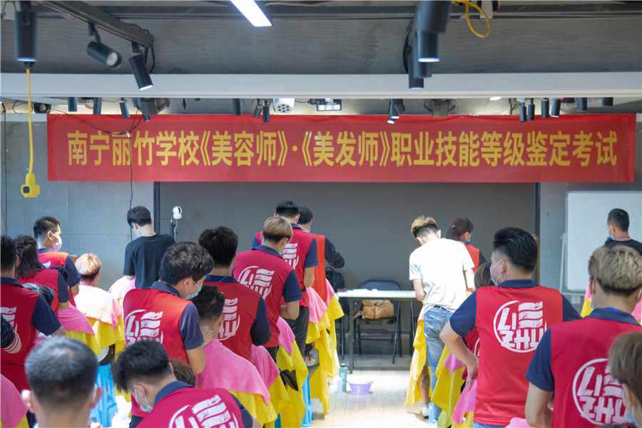 考職業(yè)資格證的學(xué)校推薦：麗竹學(xué)?？甲C班