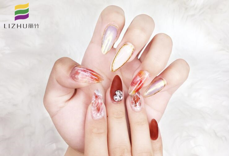 日式風(fēng)格暈染美甲，南寧美甲短期培訓(xùn)班作品
