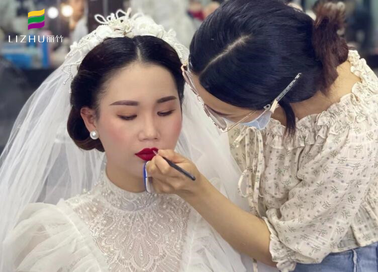 輕復(fù)古新娘造型 ，優(yōu)雅就是如此簡(jiǎn)單