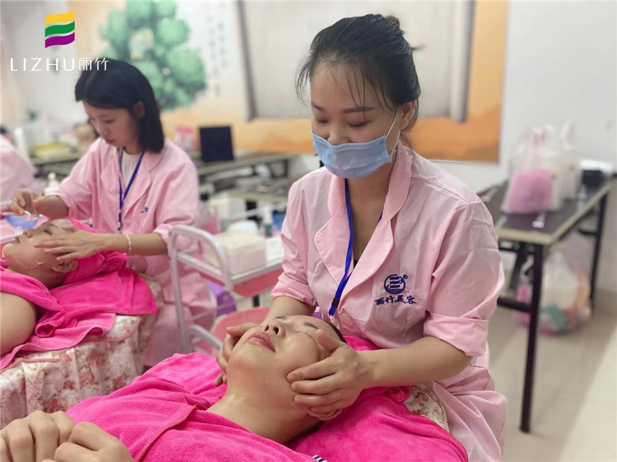 面部皮膚護(hù)理要學(xué)什么？廣西美容學(xué)校十大名校為你介紹