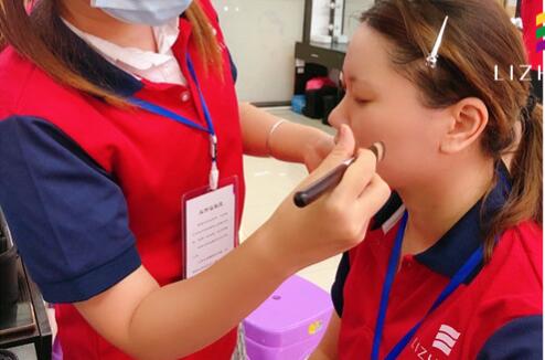 粉底刷海綿的區(qū)別，廣西化妝基礎(chǔ)教學