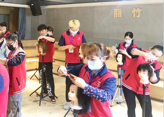 女士剪發(fā)打薄手法，南寧理發(fā)剪發(fā)學(xué)校課程分享