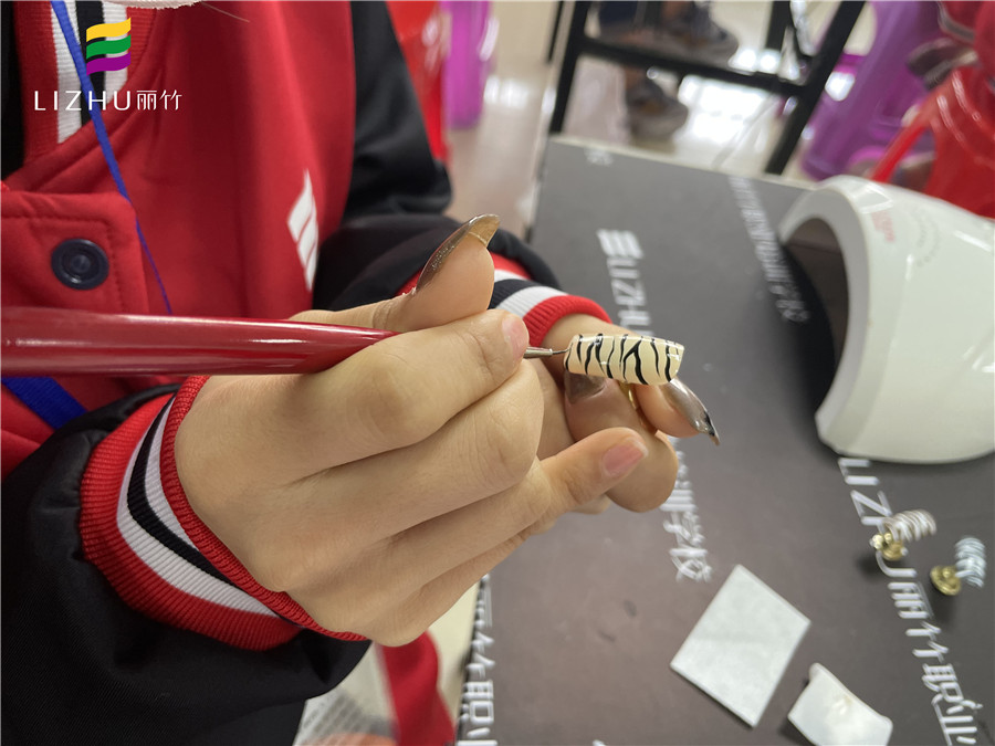 超簡單斑馬紋美甲教程，南寧專業(yè)美甲培訓(xùn)學(xué)校教你