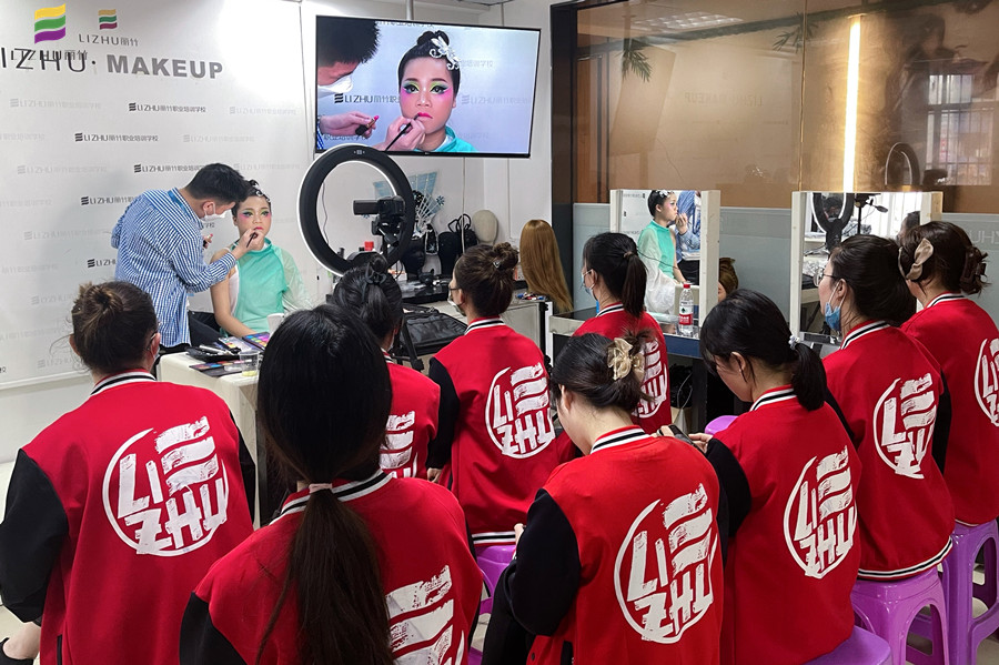 廣西彩妝學(xué)校舞臺妝欣賞，展現(xiàn)色彩夸張之美