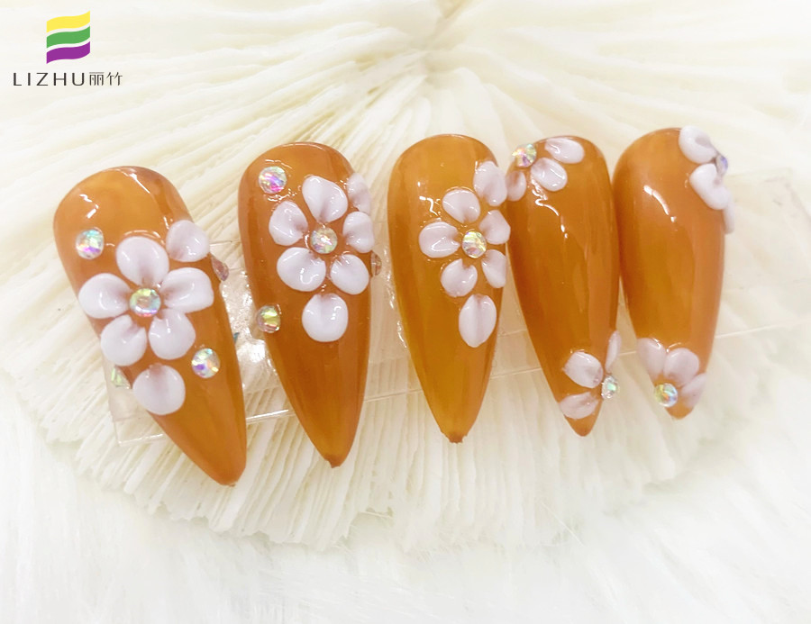 彩繪立體雕花美甲，南寧美甲培訓(xùn)專業(yè)學(xué)校作品