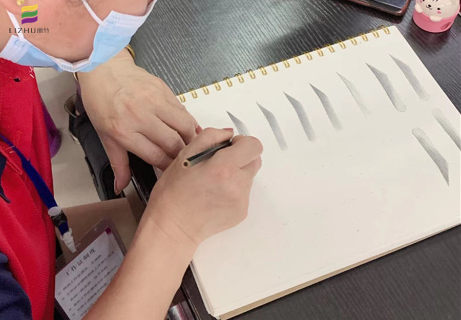 妝紙上快速畫(huà)眉技巧，南寧化妝基礎(chǔ)培訓(xùn)班學(xué)員有方法