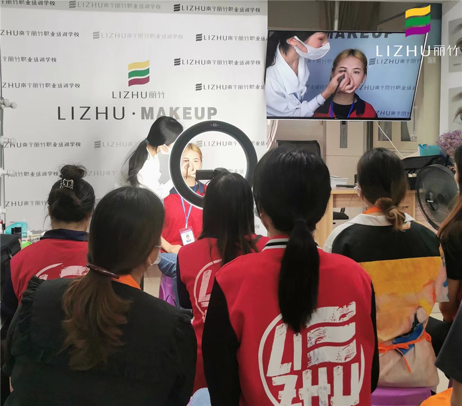 化妝新手畫(huà)眉方法，廣西化妝彩妝培訓(xùn)學(xué)校演示手法