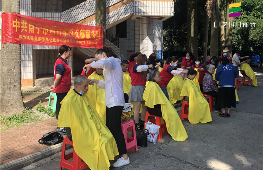 免費(fèi)理發(fā)進(jìn)社區(qū)，廣西美發(fā)培訓(xùn)學(xué)校實(shí)踐活動(dòng)