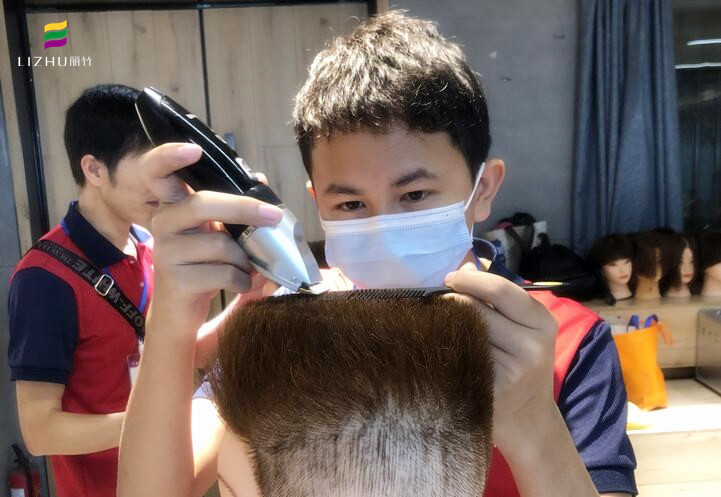 用推剪怎么理平頭？南寧理發(fā)培訓(xùn)學(xué)校實(shí)操演示