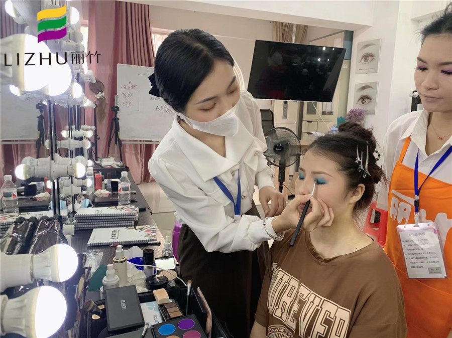 舞臺(tái)妝眼影怎么畫？南寧化妝培訓(xùn)眼妝教程