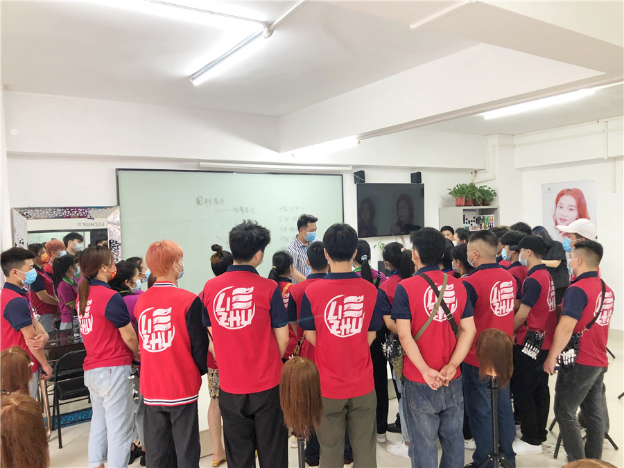 美發(fā)邊緣修剪常用步驟，南寧專業(yè)正規(guī)美發(fā)學(xué)校授課