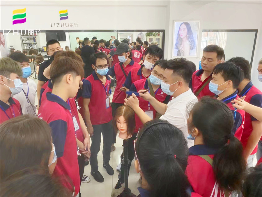 短發(fā)兩側(cè)層次修剪，南寧美發(fā)師職業(yè)培訓(xùn)學(xué)校