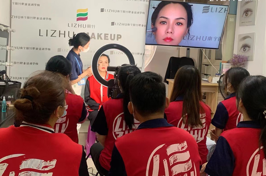 夏季黃色眼影妝妝容，廣西化妝造型培訓(xùn)機(jī)構(gòu)