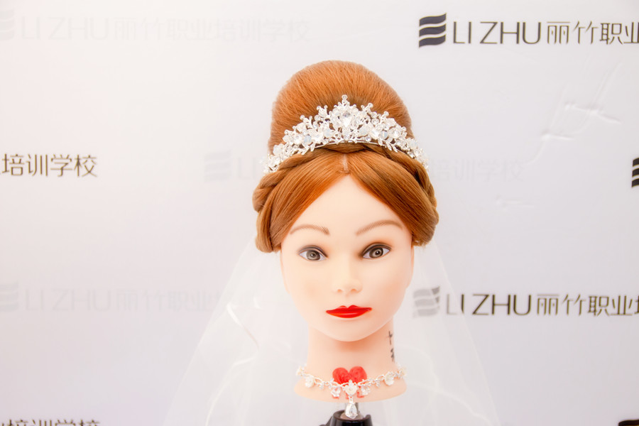 “赫本包”的特點(diǎn)，南寧盤發(fā)培訓(xùn)學(xué)校幫你整理