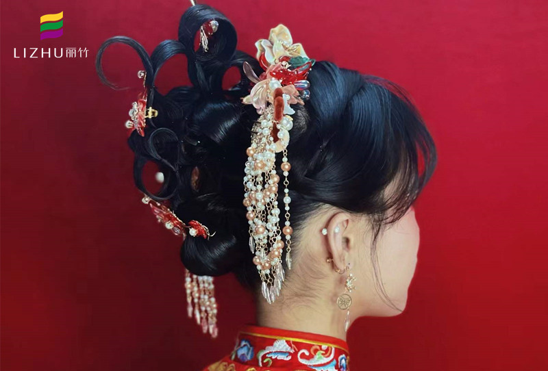 中式秀禾發(fā)型圖片，廣西學(xué)習(xí)化妝盤發(fā)教程