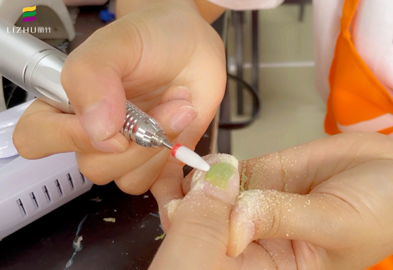 如何使用打磨機(jī)和卸甲包？南寧美甲師培訓(xùn)班教你