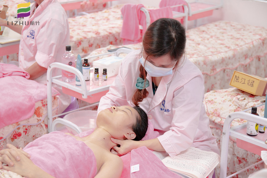 頸部提升美容手法，廣西南寧美容學(xué)校講解課程