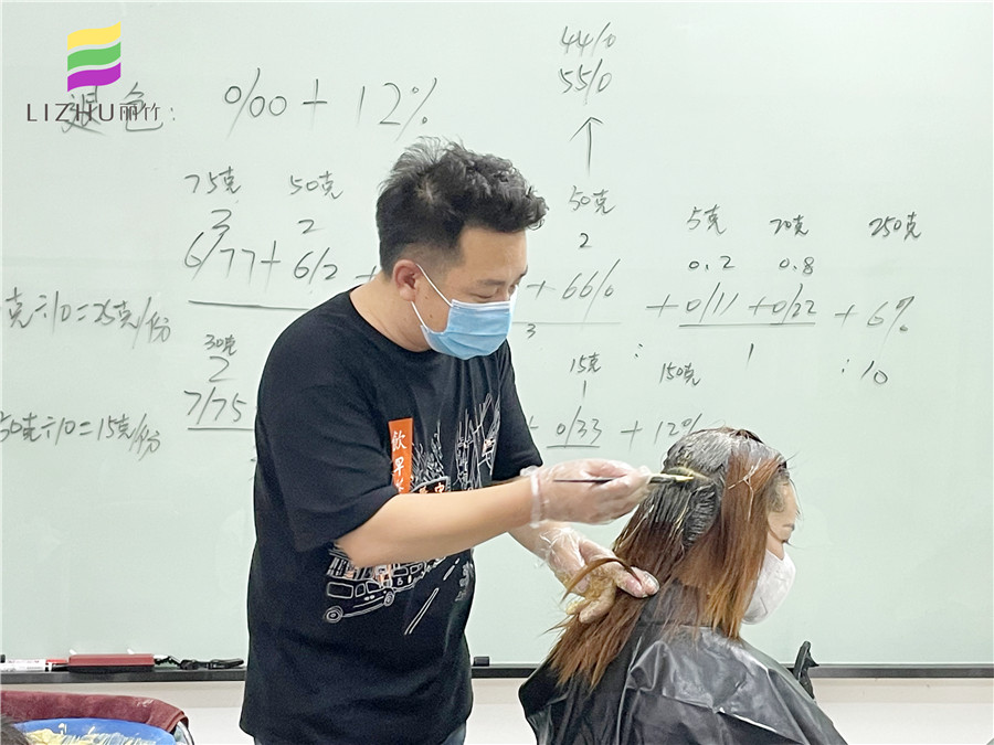 自己染發(fā)的技巧，廣西專業(yè)染發(fā)培訓(xùn)學(xué)校教你