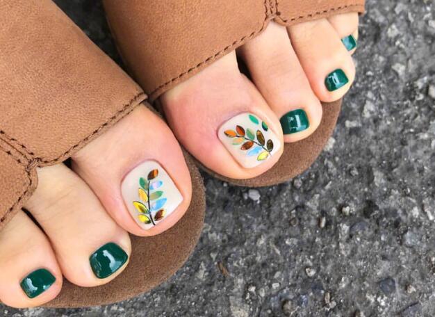 夏日腳部美甲圖片，廣西培訓(xùn)美甲的學(xué)校分享